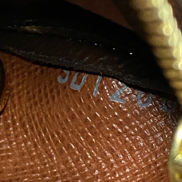 Louise Vuitton key pouch - Picture 4 of 4